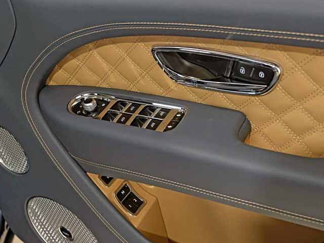 19:Bentley Bentayga V8, SUV, Light Sapphire, Bentley Johannesburg