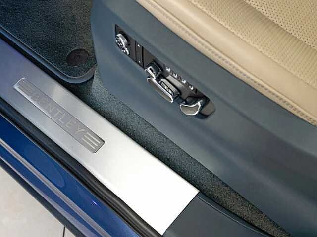 15:Bentley Bentayga V8, SUV, Blue Crystal, Bentley Johannesburg
