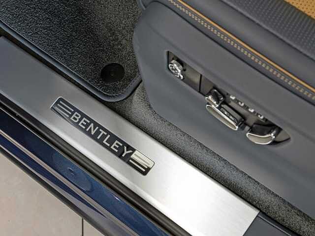 13:Bentley Bentayga V8, SUV, Light Sapphire, Bentley Johannesburg