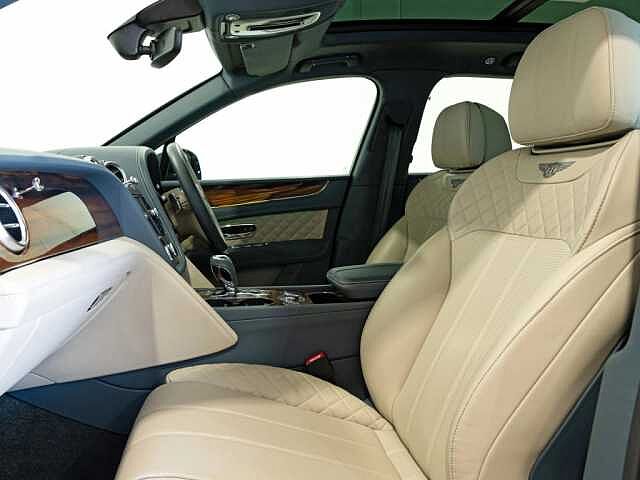 1:Bentley Bentayga V8 Diesel, SUV, Windsor Blue, Bentley Johannesburg